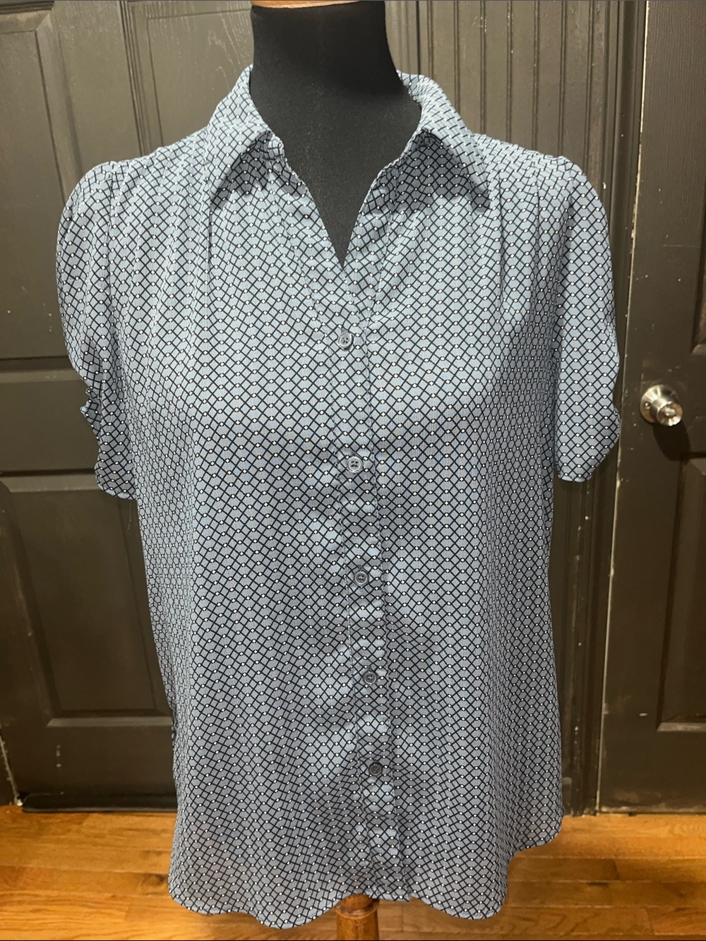 Ladies Short-Sleeve Button-Down Shirt in Light Blue Geometric Print